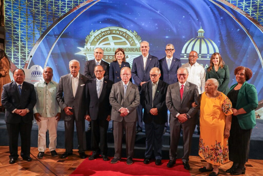 Presidente Abinader encabeza entrega de galardones a destacados trabajadores y empresarios dominicanos que contribuyen al desarrollo económico y social del país