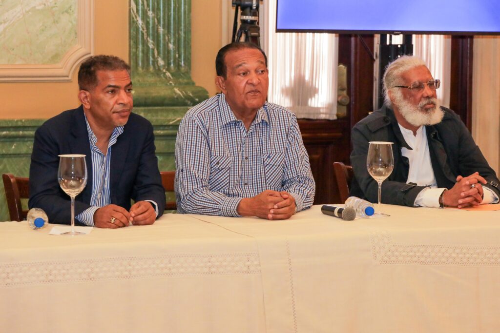 El ministro de Industria, Comercio y MiPymes, Eduardo Sanz Lovatón informa que, para sostener estas medidas, se estima una inversión adicional cercana a los RD$800 millones de pesos, con el propósito de proteger la economía de las familias dominicanas y mantener la estabilidad del servicio de transporte a nivel nacional
