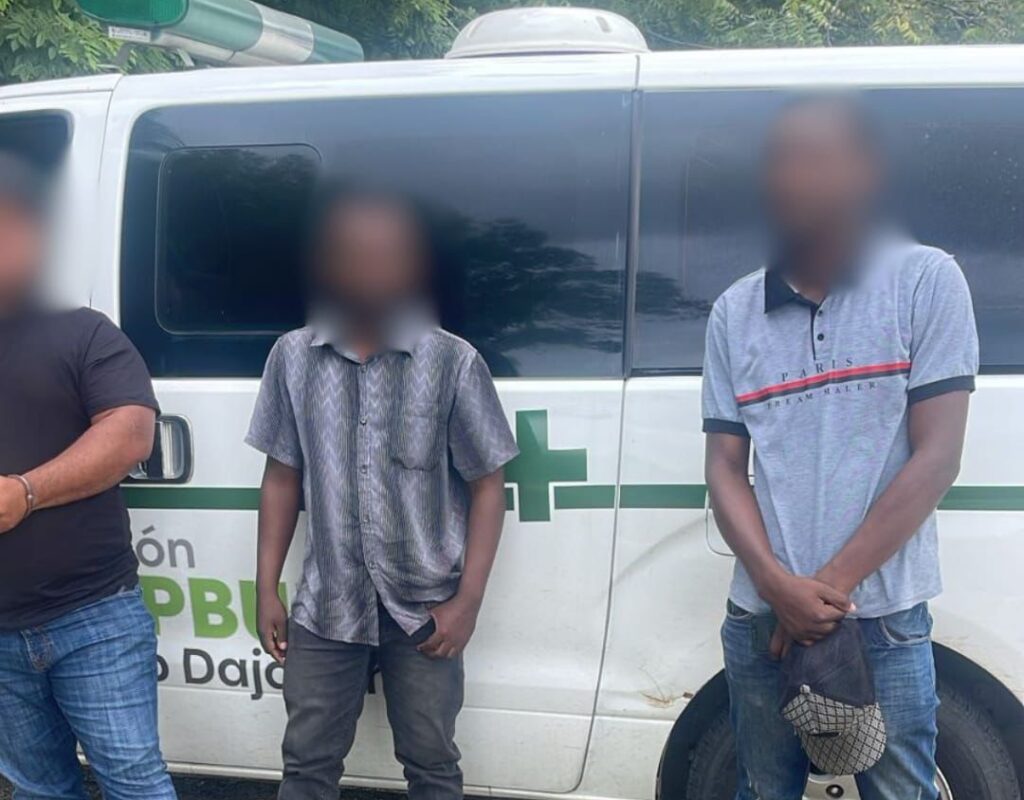 Ambulancia transportando haitianos indocumentados