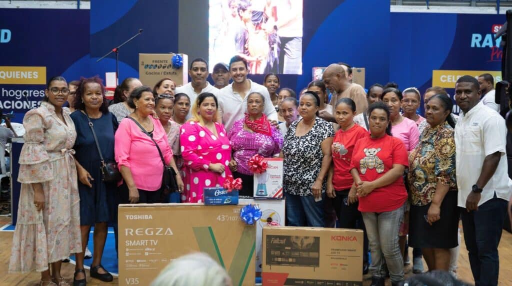 Durante el evento que fue amenizado por el cantautor Ramón Orlando, el joven empresario con vocación social entregó diversos regalos a las madres