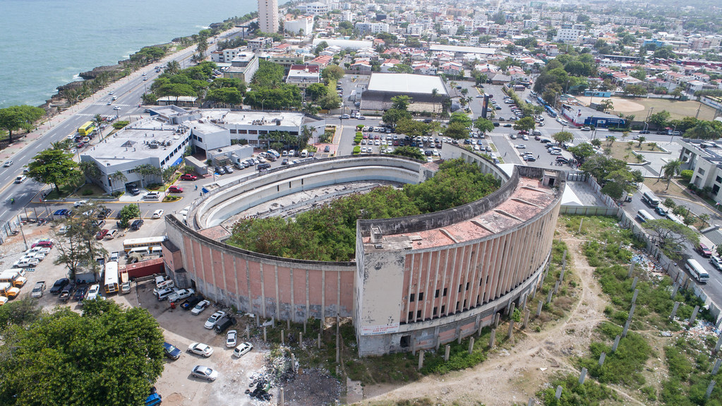 Ministro David Collado anuncia que el proyecto incluirá la remodelación y techado