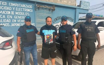 En redes sociales circuló un video en el que se observa al imputado intentando entrar de forma violenta al apartamento de la denunciante.