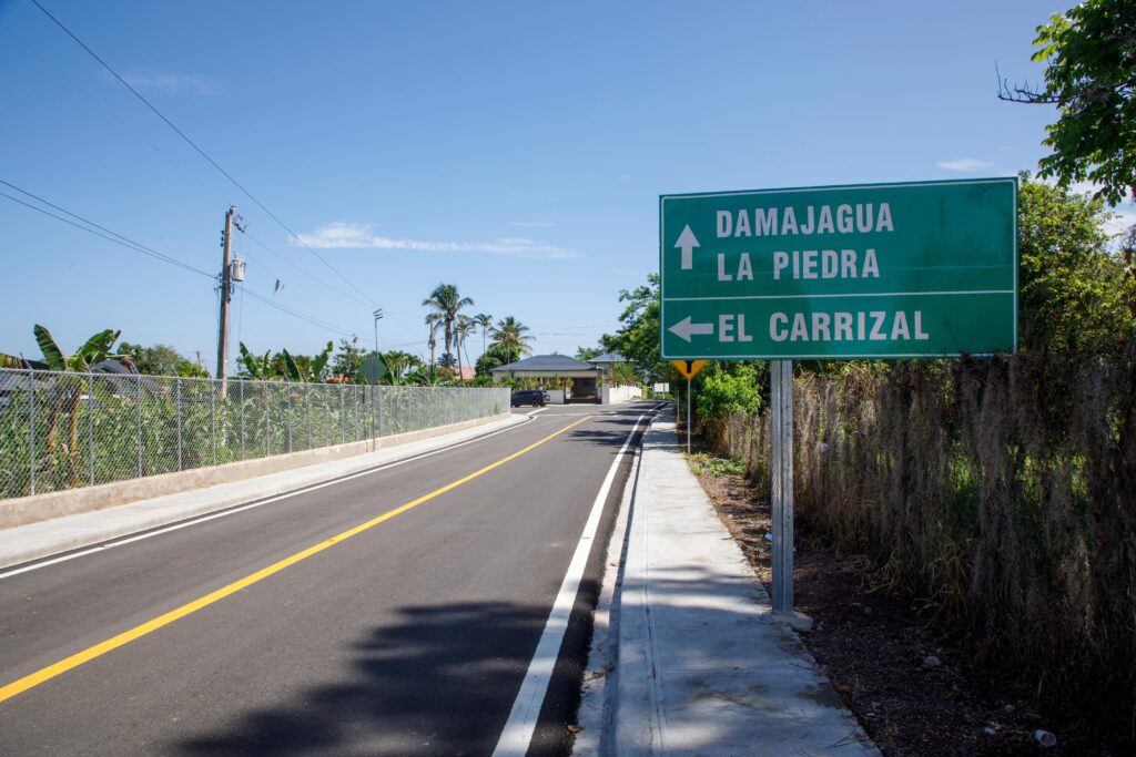 Administrador de EGEHID, Rafael Salazar destaca que la gestión del presidente Abinader ha impulsado más de 200 kilómetros de carreteras, caminos vecinales y calles internas en la Sierra, llevando desarrollo y conectividad a comunidades que esperaron estas obras durante décadas, y propone un plan de ordenamiento territorial para garantizar un crecimiento sostenible, organizado y acorde con la vocación ecoturística de la zona