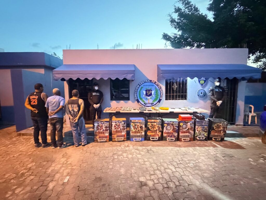 -También fueron ocupadas armas de fuego, tragamonedas, balanzas, prendas y una yipeta.