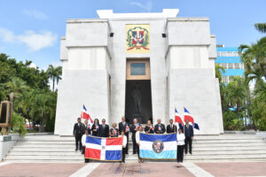 Directivos y miembros del Instituto Duartiano.