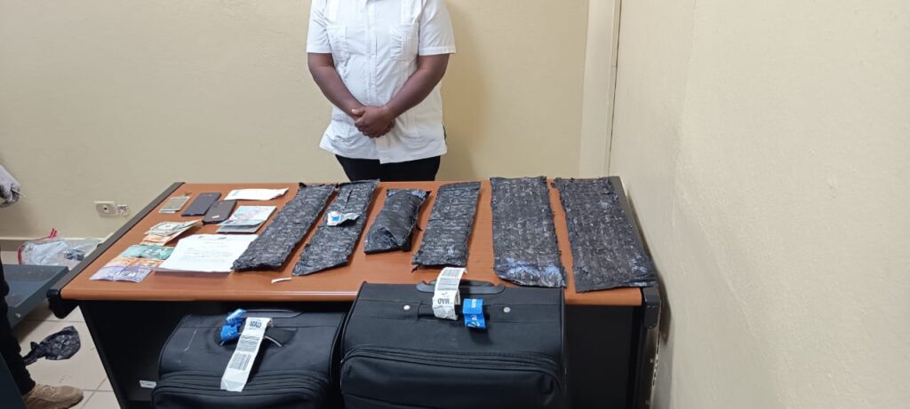 El haitiano, con nacionalidad estadounidense, fue intervenido antes de viajar desde la terminal de la ciudad de Santiago a Madrid, España.