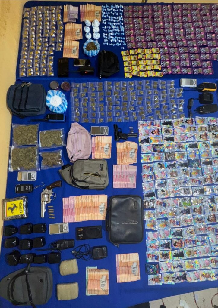 En las intervenciones se incautaron 02 armas de fuego, 06 balanzas, 05 radios de comunicación, una motocicleta y otras evidencias