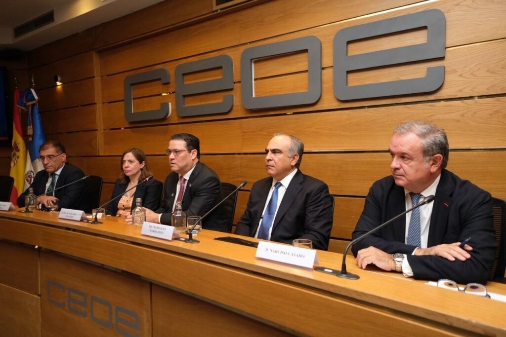 Ante empresarios y funcionarios españoles durante el Encuentro Empresarial República Dominicana-España.