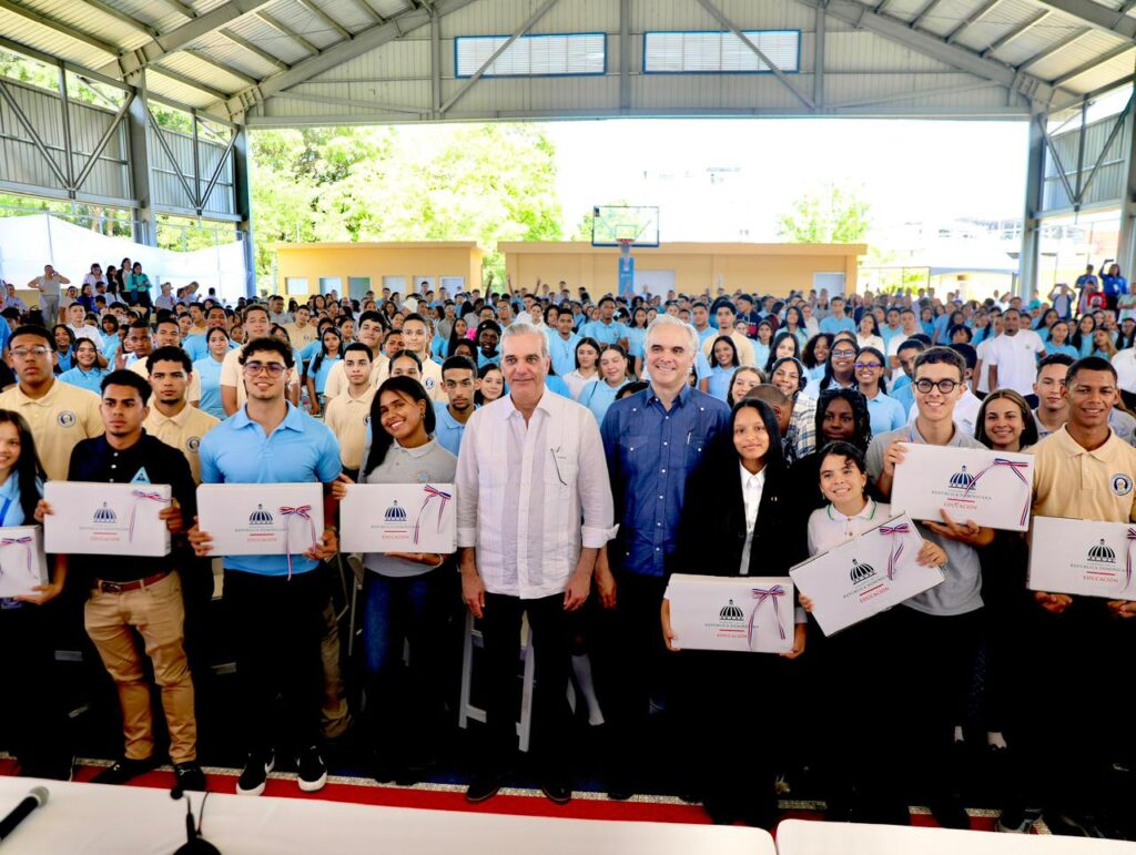 Presidente Abinader se reúne con estudiantes de Santiago
