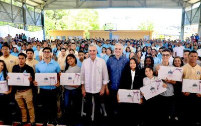 Presidente Abinader se reúne con estudiantes de Santiago