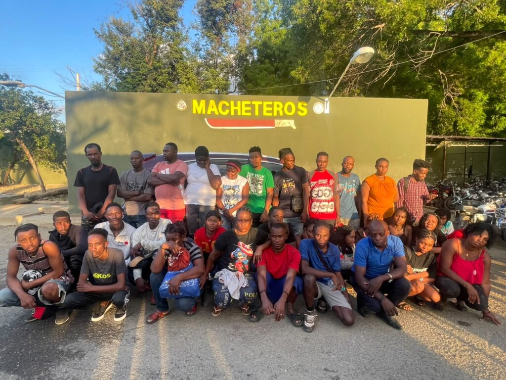 En el operativo realizado en Montecristi, fueron detenidos 35 haitianos indocumentados a bordo de un vehículo y en el interior una vivienda en construcción.