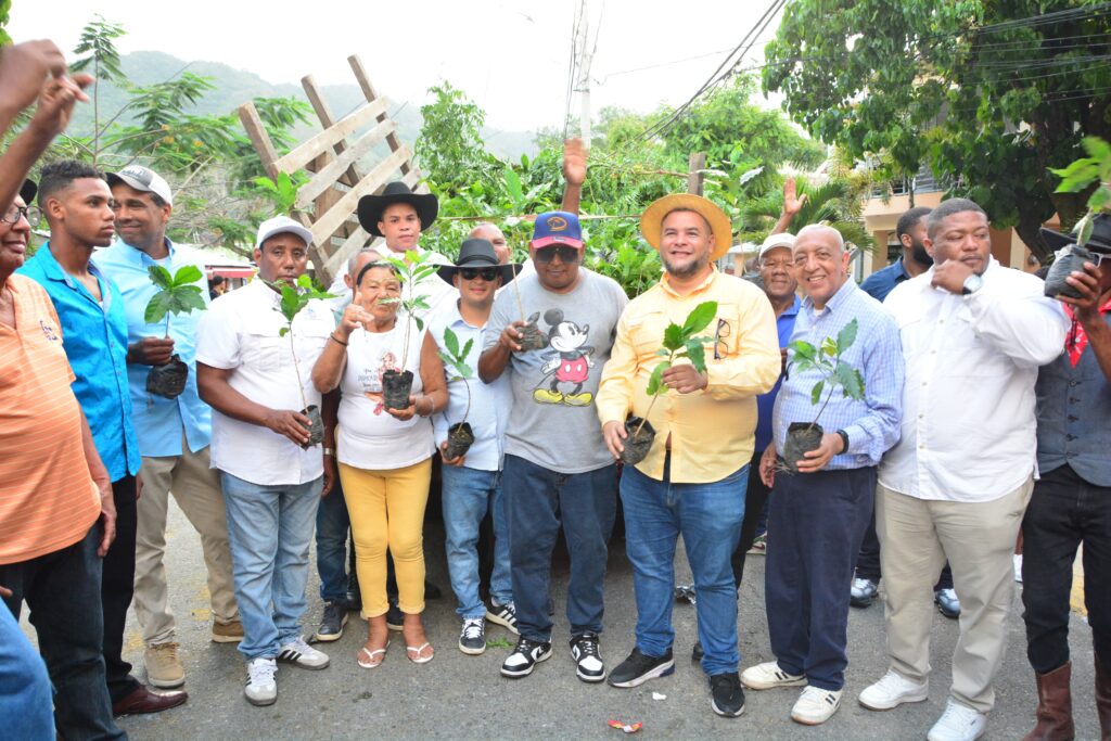 Hecmilio Galván trabaja para desarrollar el municipio de Peralta en Azua