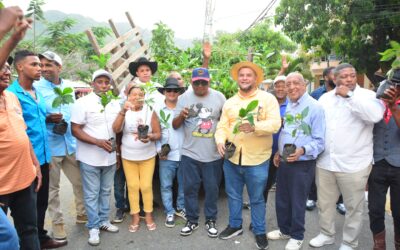 Hecmilio Galván trabaja para desarrollar el municipio de Peralta en Azua