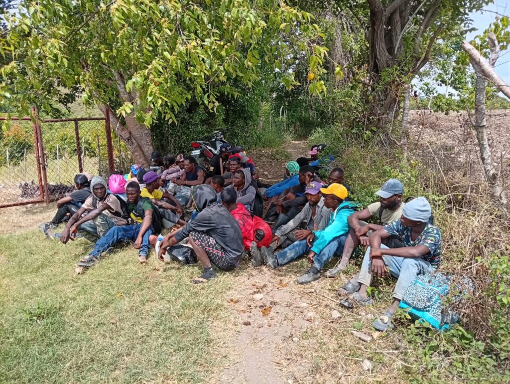 Los soldados del ERD interceptaron al grupo mientras descendía por rutas montañosas procedentes de Hondo Valle y Calimete.