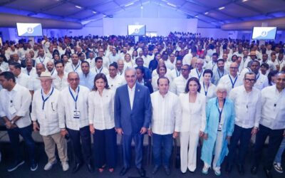 En su discurso, destaca que su gestión ha impulsado avances en áreas como la inversión extranjera, el turismo, el empleo, la salud y la seguridad ciudadana