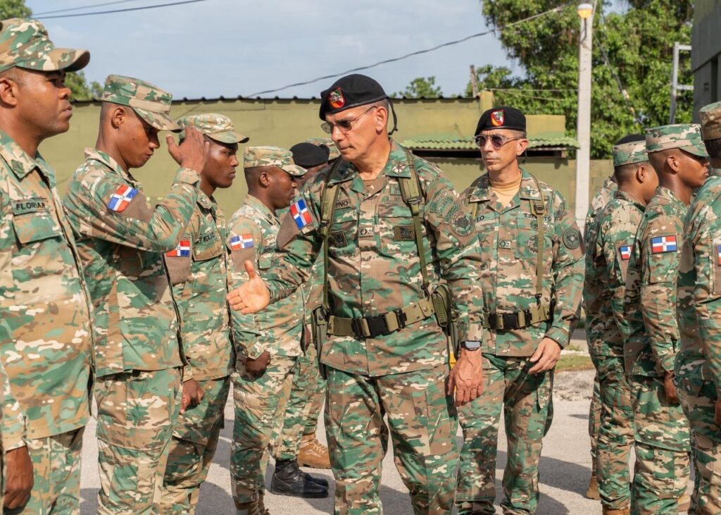 Supervisa la operatividad de destacamentos y puestos avanzados para fortalecer la vigilancia y la seguridad en la frontera dominico-haitiana.