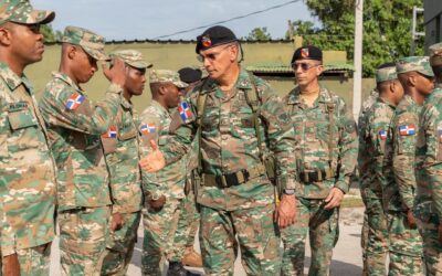 Supervisa la operatividad de destacamentos y puestos avanzados para fortalecer la vigilancia y la seguridad en la frontera dominico-haitiana.