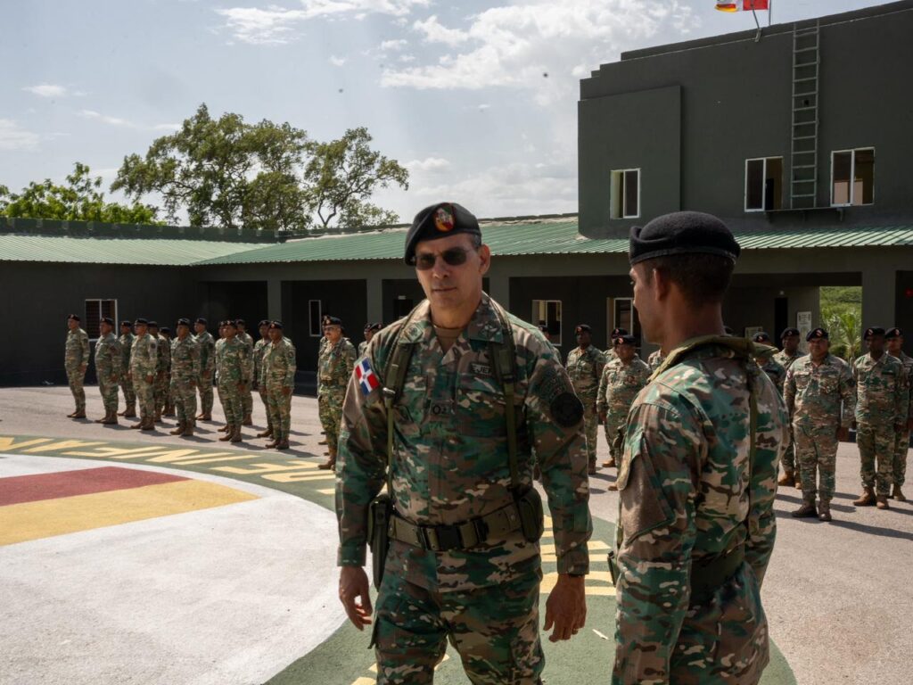 Supervisa las condiciones operativas de las unidades y los avances en el reforzamiento de la frontera.