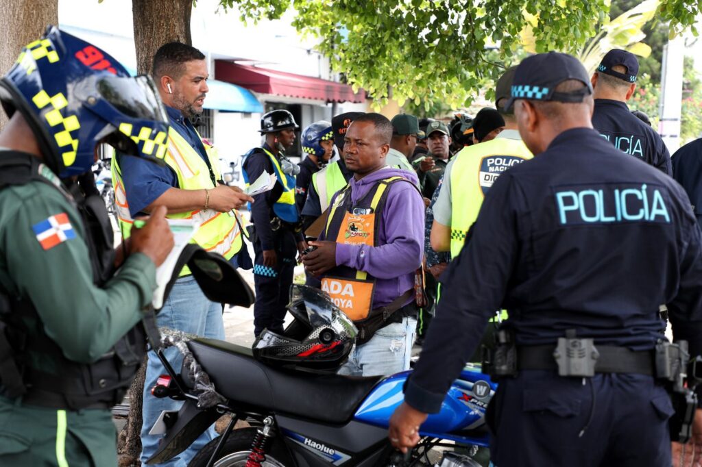 Las intervenciones conjuntas se realizaron en corredores estratégicos del Distrito Nacional y Santo Domingo Oeste para fortalecer la seguridad vial, el ordenamiento del transporte y la regularización del motoconcho.