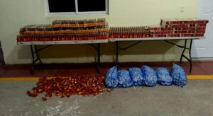 La mercancía ilícita ocupada incluye cigarrillos y ron, entre otros productos.