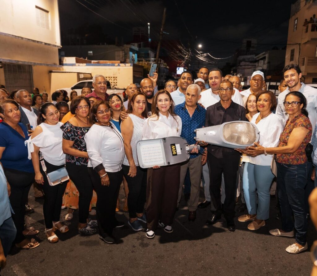 Carolina Mejía junto a comunitarios