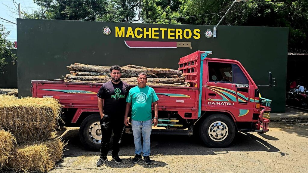 Dos hombres fueron detenidos por transportar la madera sin autorización de las autoridades competentes.