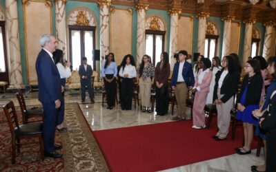 Presidente Luis Abinader junto a estudiantes