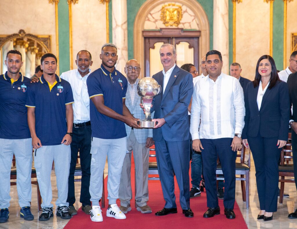 Visita de delegación del Salcedo Fútbol Club, campeón nacional.