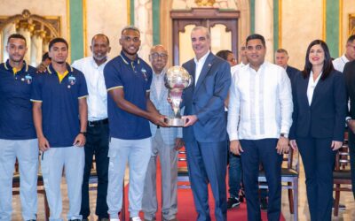Visita de delegación del Salcedo Fútbol Club, campeón nacional.