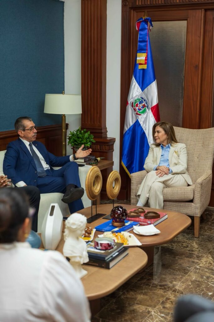 Jorge Asjana agradece a Carolina Mejía