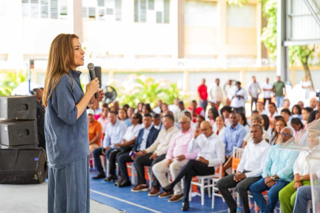 La aspirante presidencial visitó Hato Mayor, escuchó a estudiantes, empresarios y dirigentes, y reafirmó su compromiso con impulsar el desarrollo del Este desde una visión de orden, firmeza y oportunidades.