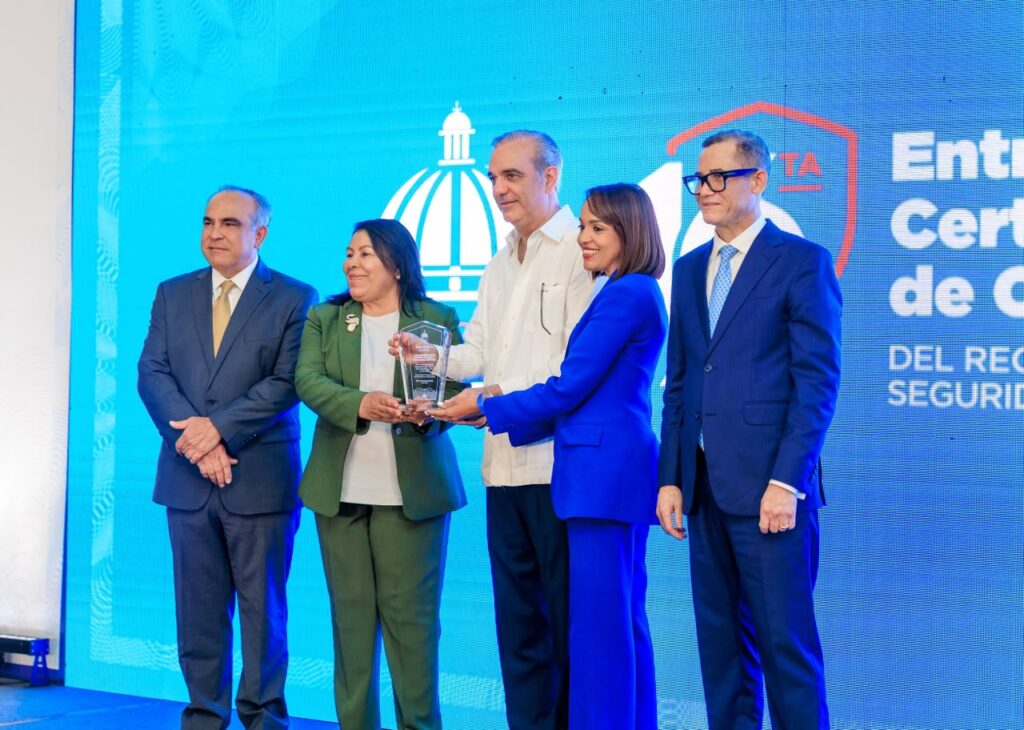 Celso Juan Marranzini, representantes de CEDIMAT, el presidente Luis Abinader y el ministro de Trabajo, Eddy Olivares.