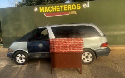 Los cigarrillos de procedencia extranjera eran transportados ocultos con otras mercancías dentro de un vehículo. El conductor fue detenido durante la intervención.