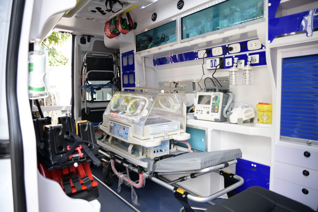 Los pacientes son trasladados en ambulancias con equipos y personal capacitado, cumpliendo con los más altos estándares de calidad internacional.