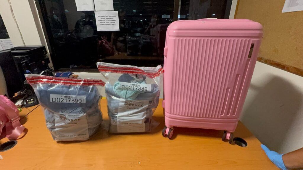 Ambas fueron arrestadas tras llegar en un vuelo procedente de Colombia por el aeropuerto Internacional de Las Américas JFPG