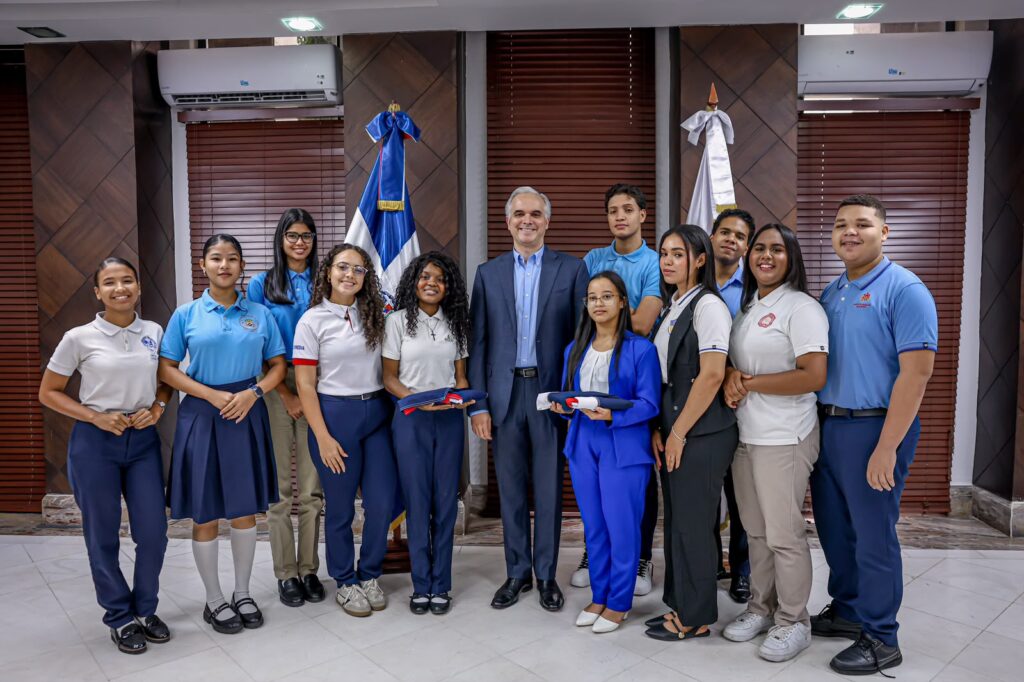 Luis Miguel De Camps entregó la bandera nacional a las delegaciones estudiantiles y les exhortó a continuar siendo ejemplo para la comunidad educativa