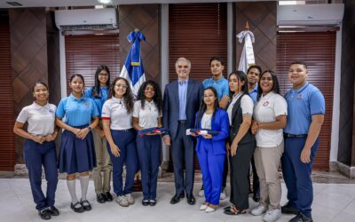 Luis Miguel De Camps entregó la bandera nacional a las delegaciones estudiantiles y les exhortó a continuar siendo ejemplo para la comunidad educativa