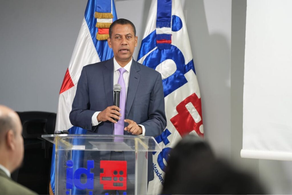 El titular del Indotel afirmó que la brecha digital constituye una nueva forma de desigualdad social y exhortó a la academia a fortalecer la formación en carreras STEM para responder a las demandas del mercado laboral.