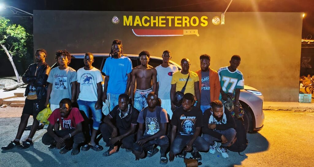 En una de las intervenciones fue ocupada una jeepeta utilizada para transportar indocumentados, mientras que en otro operativo fue arrestado un hombre que guiaba a ocho extranjeros por los canales de Jicomé.