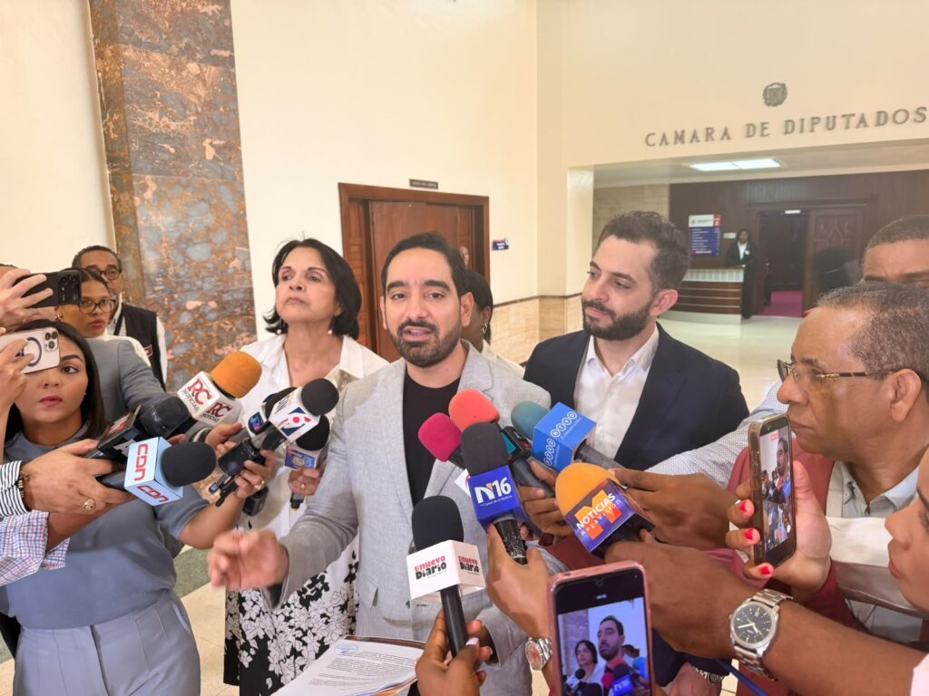 La organización depositó diez observaciones entre las que incluye sanción por el uso de IA y deepfakes para dañar o atacar el honor, buen nombre y la propia imagen de las personas