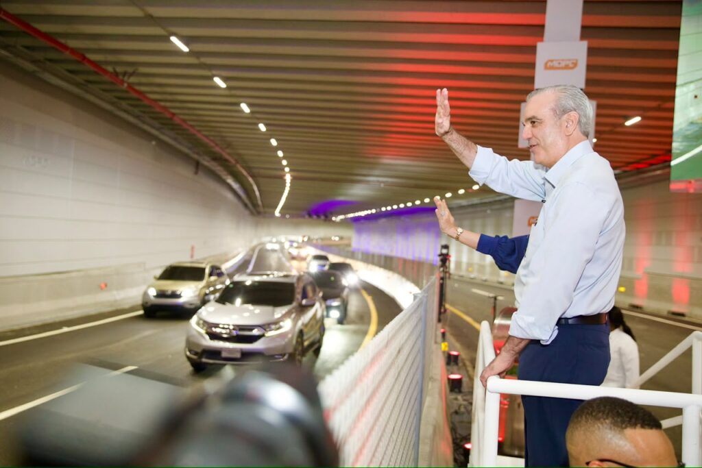 El presidente destaca que la obra fue financiada con los recursos obtenidos tras la renegociación del contrato de concesión con Aeropuertos Dominicanos Siglo XXI (AERODOM), una decisión que, afirmó, hoy se traduce en infraestructura estratégica para el desarrollo nacional