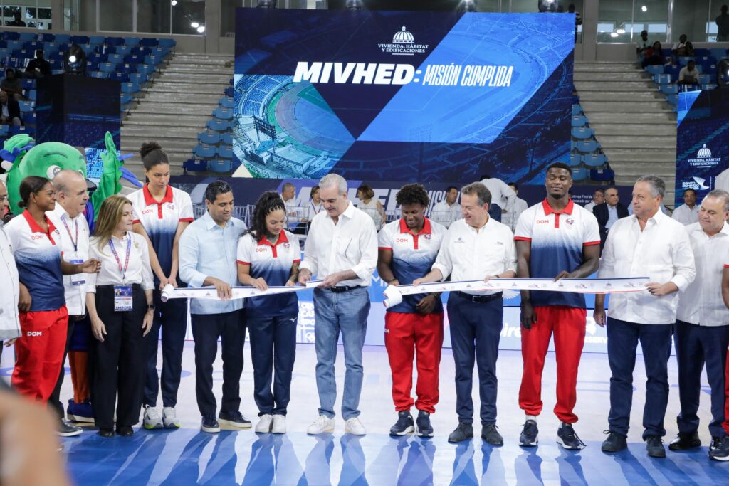 Realiza recorrido de supervisión en instalaciones deportivas del recinto. Entrega de bandera a delegación Dominicana