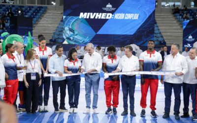 Realiza recorrido de supervisión en instalaciones deportivas del recinto. Entrega de bandera a delegación Dominicana