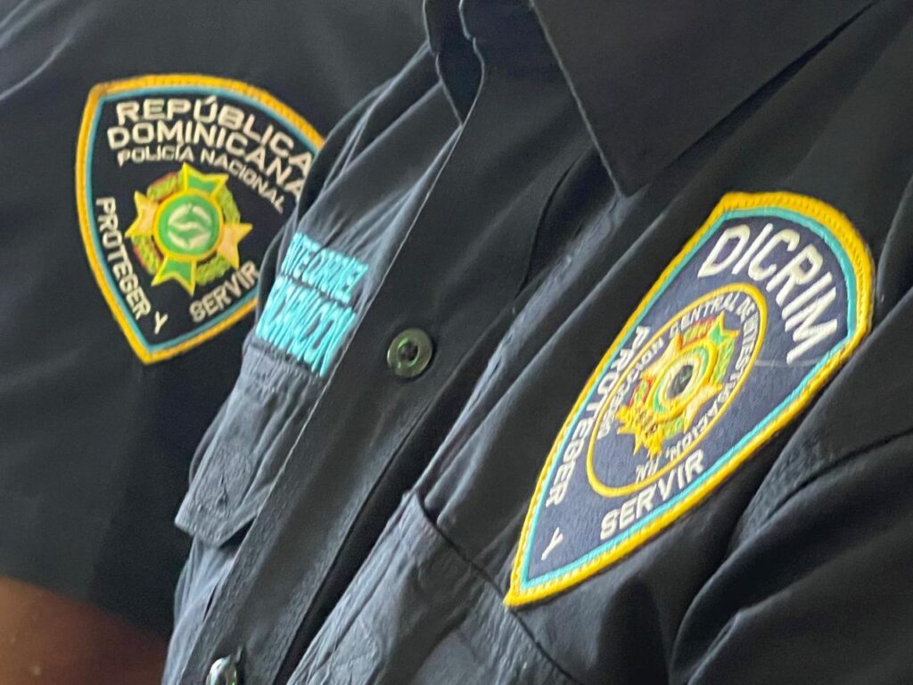 *Policía persigue presunto autor de homicidio ocurrido durante riña por alegada deuda de 200 pesos en Villa González* *Santiago de los Caballeros.–* La Policía Nacional activó la búsqueda de un hombre señalado como el presunto responsable de causar la muerte de un joven de 19 años durante una riña originada por el reclamo de una alegada deuda de $200 pesos, hecho en el que otra persona también resultó herida de bala, en el municipio de Villa González. La víctima fue identificada como Luis Miguel González, de 19 años, quien falleció a causa de una herida cortopunzante en el hemitórax izquierdo, conforme al diagnóstico del médico legista que realizó el levantamiento del cadáver la noche del 16 de julio, en el callejón Marcial, sector Banegas. En el incidente también resultó herido Alfry Daniel Pichardo Martínez, de 29 años, quien permanece bajo atención médica tras recibir un impacto de bala en una pierna. Las investigaciones preliminares establecen que el hecho se produjo cuando Luis Miguel González acudió al lugar para reclamar el pago de una presunta deuda de RD$200 a Elia Jiménez Mejía, alias “Papi”, con quien sostuvo una discusión que derivó en una riña. En medio del conflicto, el hoy prófugo presuntamente le ocasionó la herida mortal con un arma blanca y escapó del lugar. Las pesquisas también indican que, durante el altercado, se presentaron dos individuos aún no identificados, quienes realizaron varios disparos con un arma de fuego, resultando herido Pichardo Martínez. La participación de estas personas y las circunstancias del tiroteo continúan siendo investigadas. La Policía Nacional informó que mantiene una persecución activa para capturar a Elia Jiménez Mejía (a) “Papi”, mientras profundiza las investigaciones para identificar y apresar a los demás involucrados, con el propósito de ponerlos a disposición del Ministerio Público para los fines legales correspondientes. *Oficina de Información y Comunicaciones Estratégicas Dirección Regional Cibao Central, Policía Nacional*