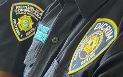 *Policía persigue presunto autor de homicidio ocurrido durante riña por alegada deuda de 200 pesos en Villa González* *Santiago de los Caballeros.–* La Policía Nacional activó la búsqueda de un hombre señalado como el presunto responsable de causar la muerte de un joven de 19 años durante una riña originada por el reclamo de una alegada deuda de $200 pesos, hecho en el que otra persona también resultó herida de bala, en el municipio de Villa González. La víctima fue identificada como Luis Miguel González, de 19 años, quien falleció a causa de una herida cortopunzante en el hemitórax izquierdo, conforme al diagnóstico del médico legista que realizó el levantamiento del cadáver la noche del 16 de julio, en el callejón Marcial, sector Banegas. En el incidente también resultó herido Alfry Daniel Pichardo Martínez, de 29 años, quien permanece bajo atención médica tras recibir un impacto de bala en una pierna. Las investigaciones preliminares establecen que el hecho se produjo cuando Luis Miguel González acudió al lugar para reclamar el pago de una presunta deuda de RD$200 a Elia Jiménez Mejía, alias “Papi”, con quien sostuvo una discusión que derivó en una riña. En medio del conflicto, el hoy prófugo presuntamente le ocasionó la herida mortal con un arma blanca y escapó del lugar. Las pesquisas también indican que, durante el altercado, se presentaron dos individuos aún no identificados, quienes realizaron varios disparos con un arma de fuego, resultando herido Pichardo Martínez. La participación de estas personas y las circunstancias del tiroteo continúan siendo investigadas. La Policía Nacional informó que mantiene una persecución activa para capturar a Elia Jiménez Mejía (a) “Papi”, mientras profundiza las investigaciones para identificar y apresar a los demás involucrados, con el propósito de ponerlos a disposición del Ministerio Público para los fines legales correspondientes. *Oficina de Información y Comunicaciones Estratégicas Dirección Regional Cibao Central, Policía Nacional*
