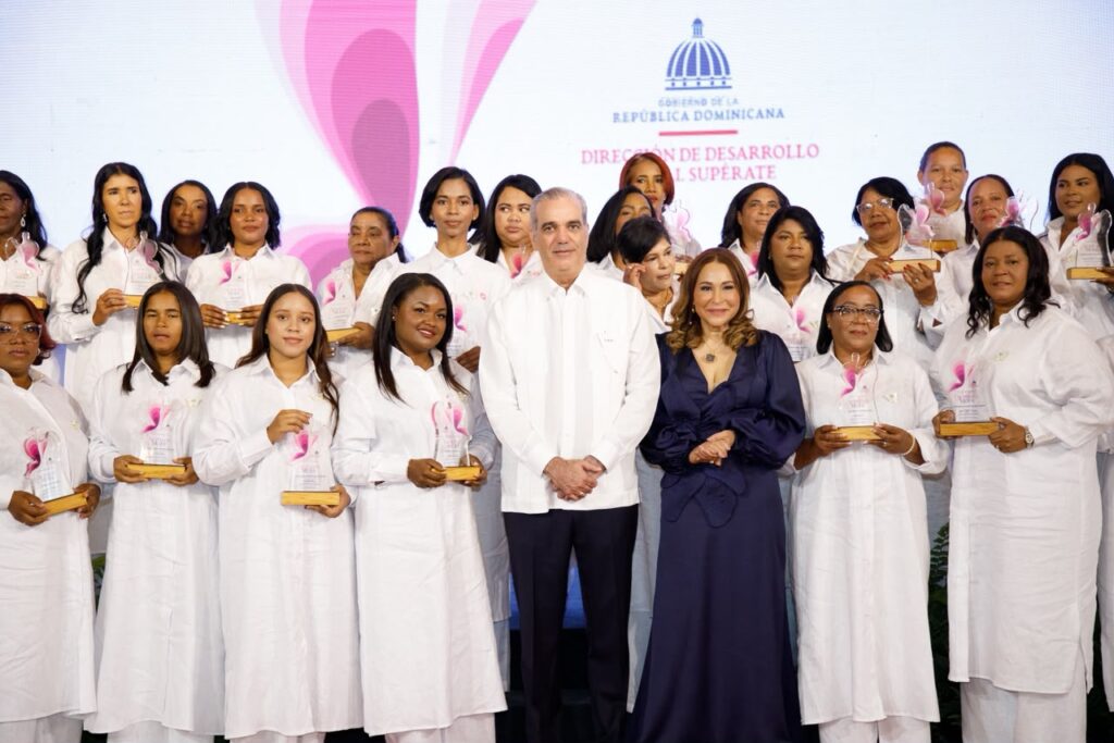 Presidente Abinader reconocen a 35 mujeres SUPEREmprendedoras