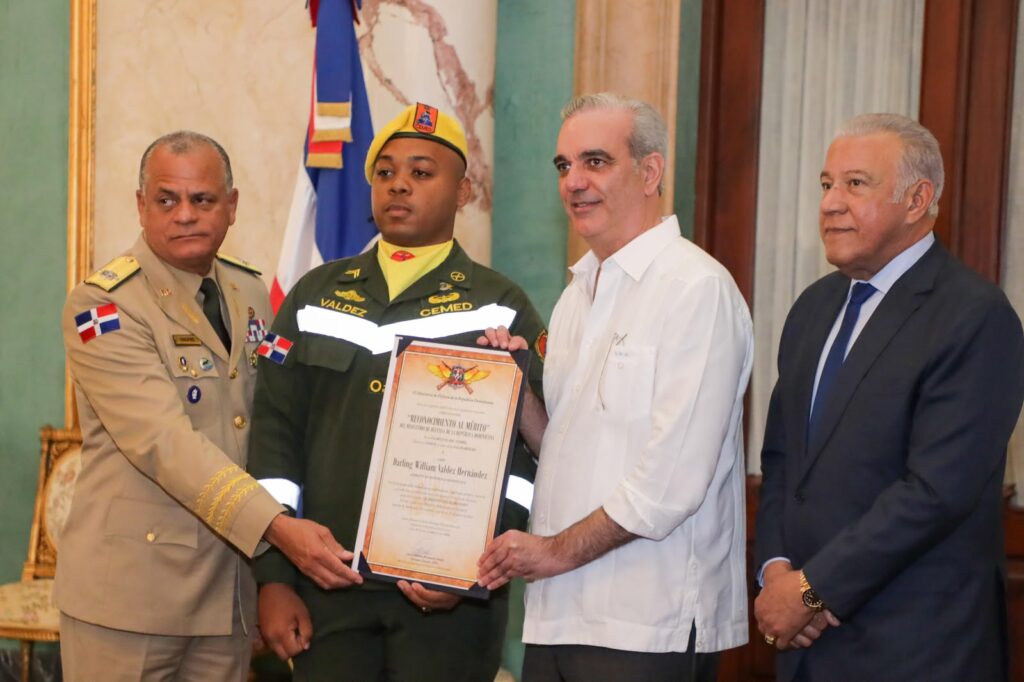 Presidente Abinader impone Medalla al Mérito a rescatistas Operación Quisqueya Solidaria 2026: “estos son héroes dominicanos que fueron a servir a un país que estaba en necesidad”