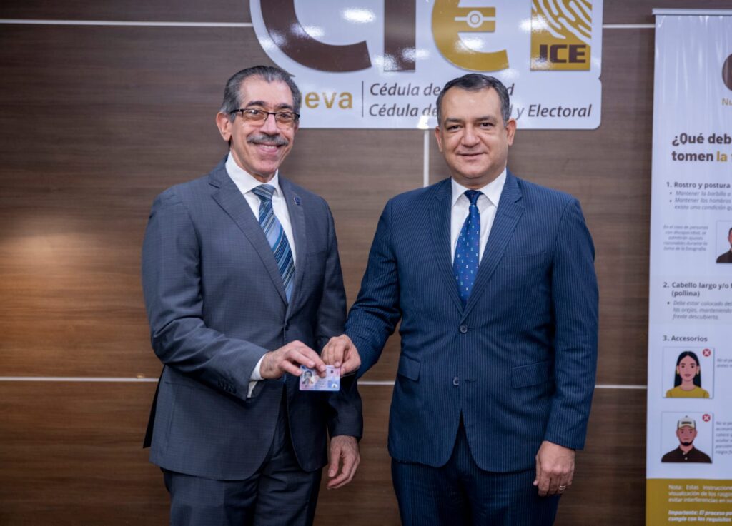Rector electo de la UASD, Jorge Asjana David, y el presidente de la JCE, Román Andrés Jáquez Liranzo.