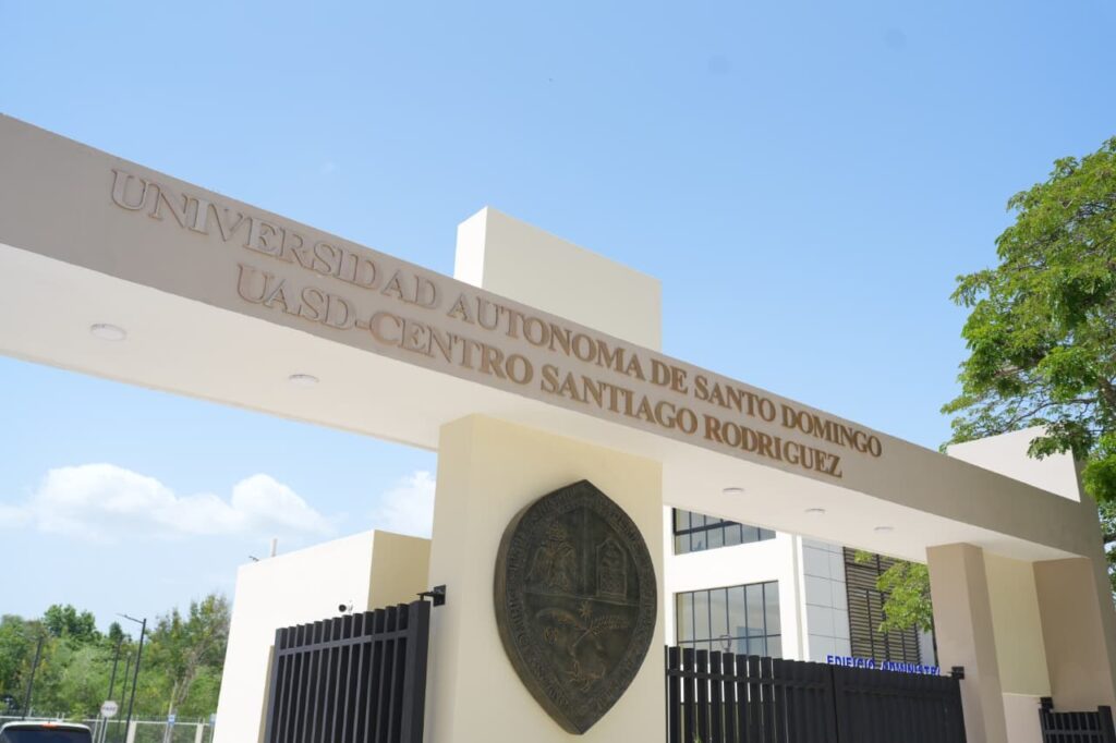 Ministro Bisonó destaca que con esta entrega, el Gobierno del presidente Abinader suma seis centros regionales de la UASD construidos a través del MIVHED, consolidando una estrategia orientada a ampliar la cobertura de la educación superior pública y promover el desarrollo de las provincias