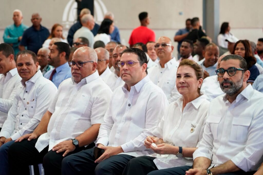 El Ministerio de Industria, Comercio y Mipymes (MICM) y el Consejo Nacional de Promoción y Apoyo a la Micro, Pequeña y Mediana Empresa (Promipyme), entregaron hoy créditos por otros RD$160 millones en Capotillo.